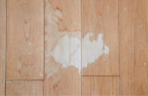 Hoe verwijder je vlekken uit je houten vloer?